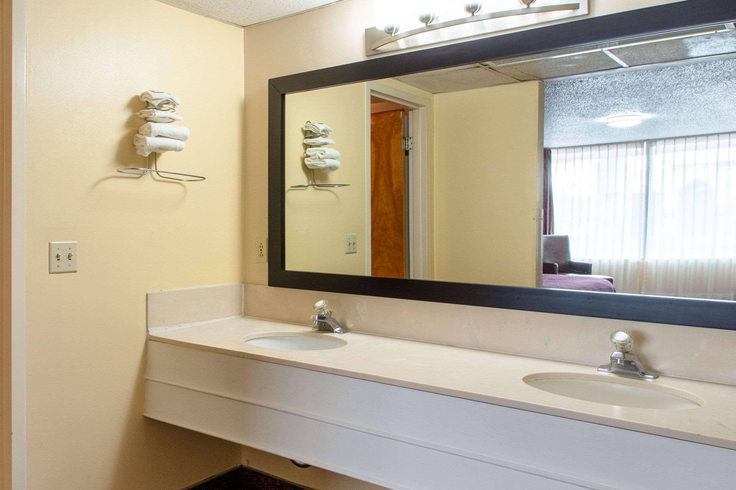 Econo Lodge Elko Downtown Area Bagian luar foto