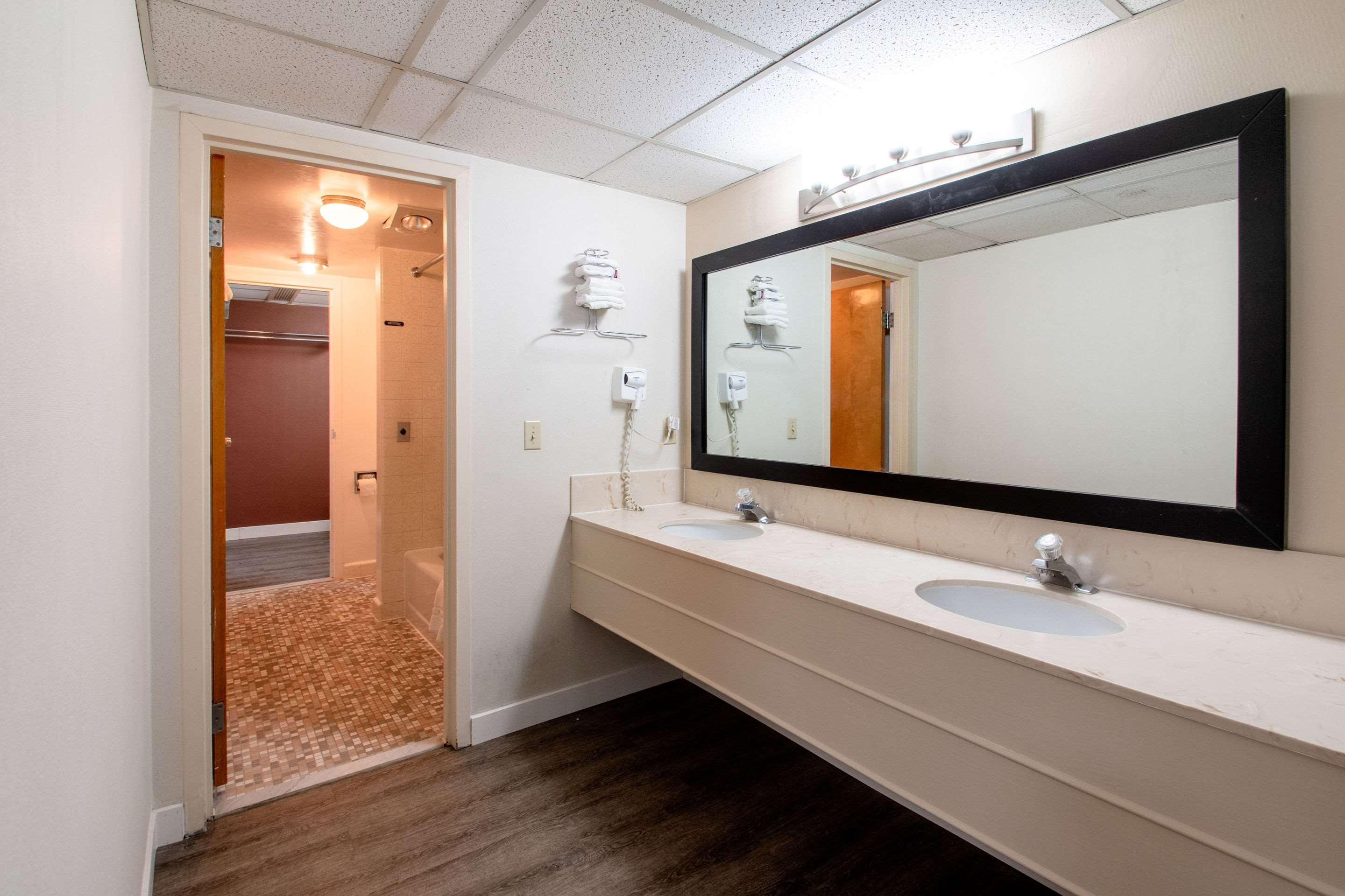 Econo Lodge Elko Downtown Area Bagian luar foto