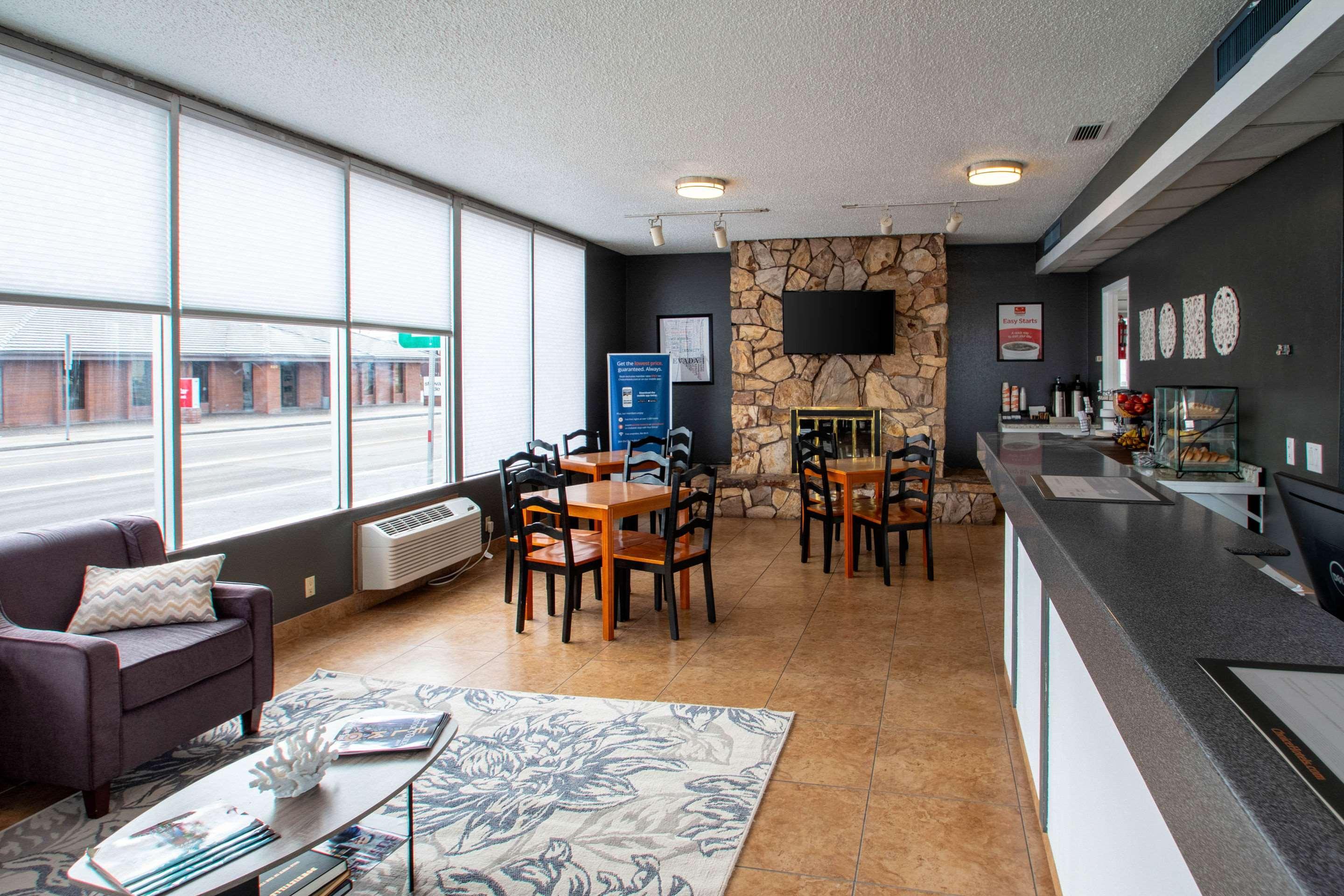 Econo Lodge Elko Downtown Area Bagian luar foto