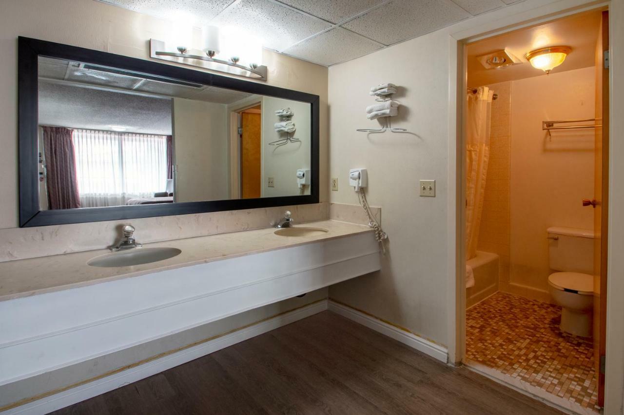 Econo Lodge Elko Downtown Area Bagian luar foto